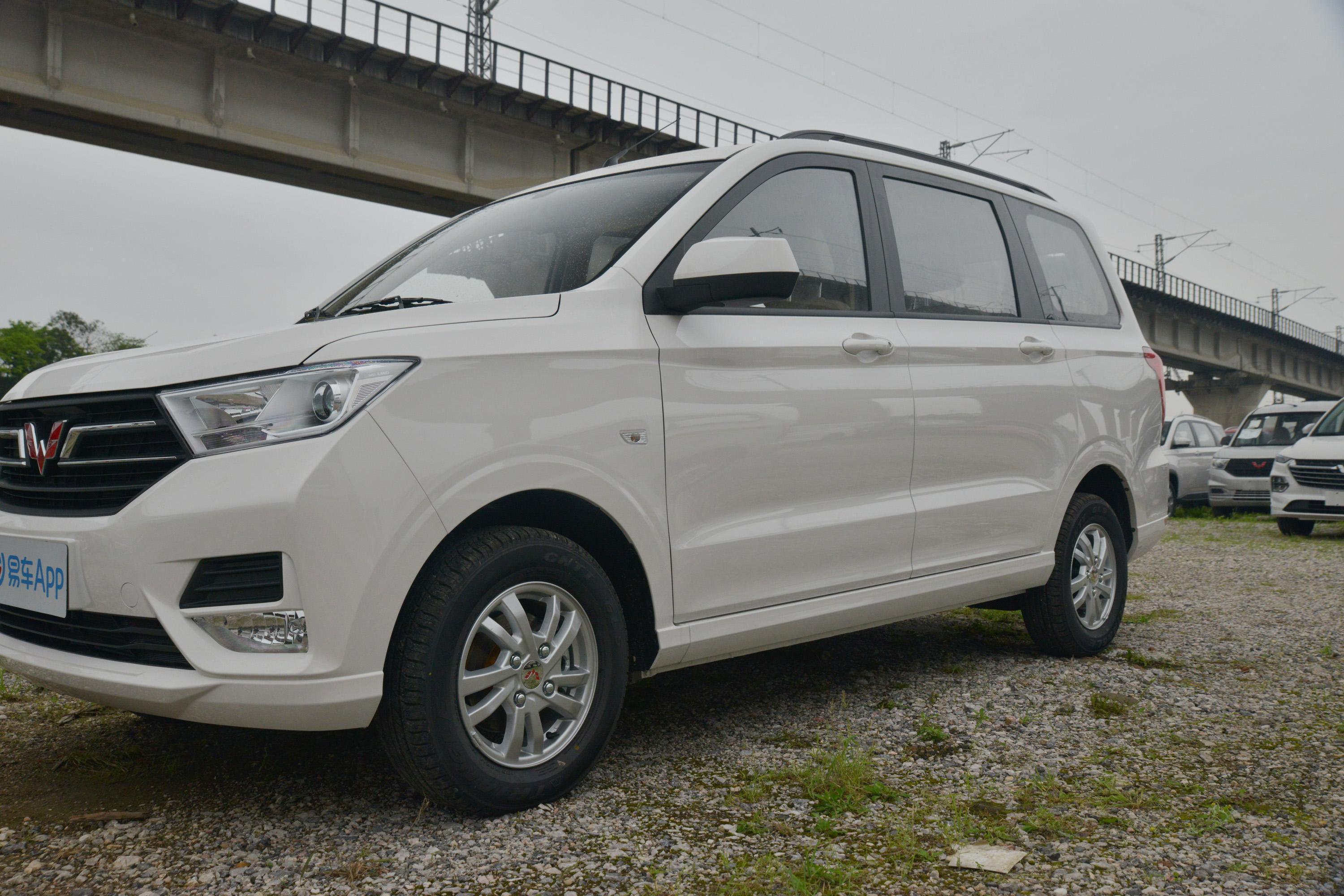 五菱宏光S内饰舒适度_五菱宏光S外观设计_五菱宏光s贷款购车