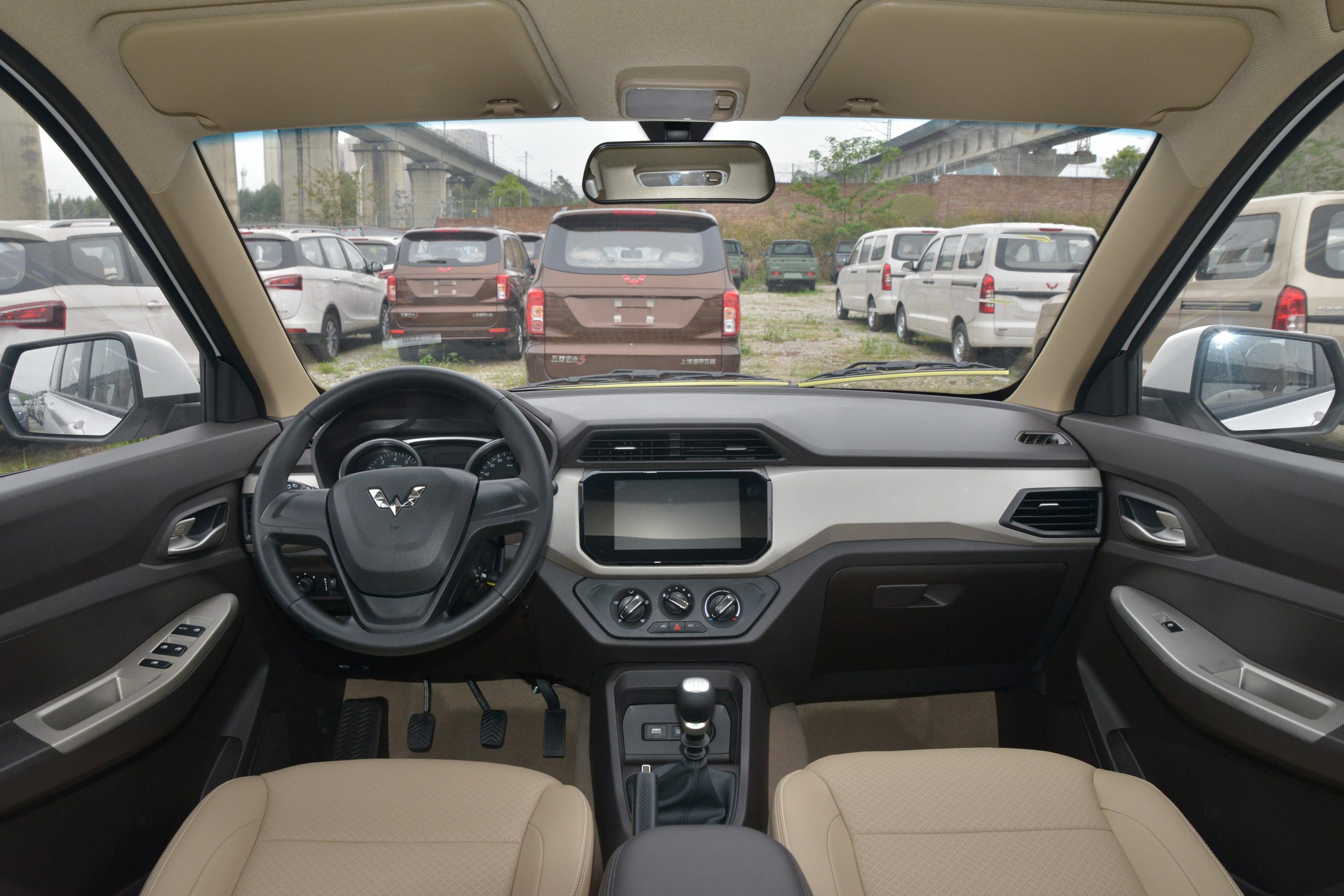 五菱宏光S外观设计_五菱宏光s贷款购车_五菱宏光S内饰舒适度